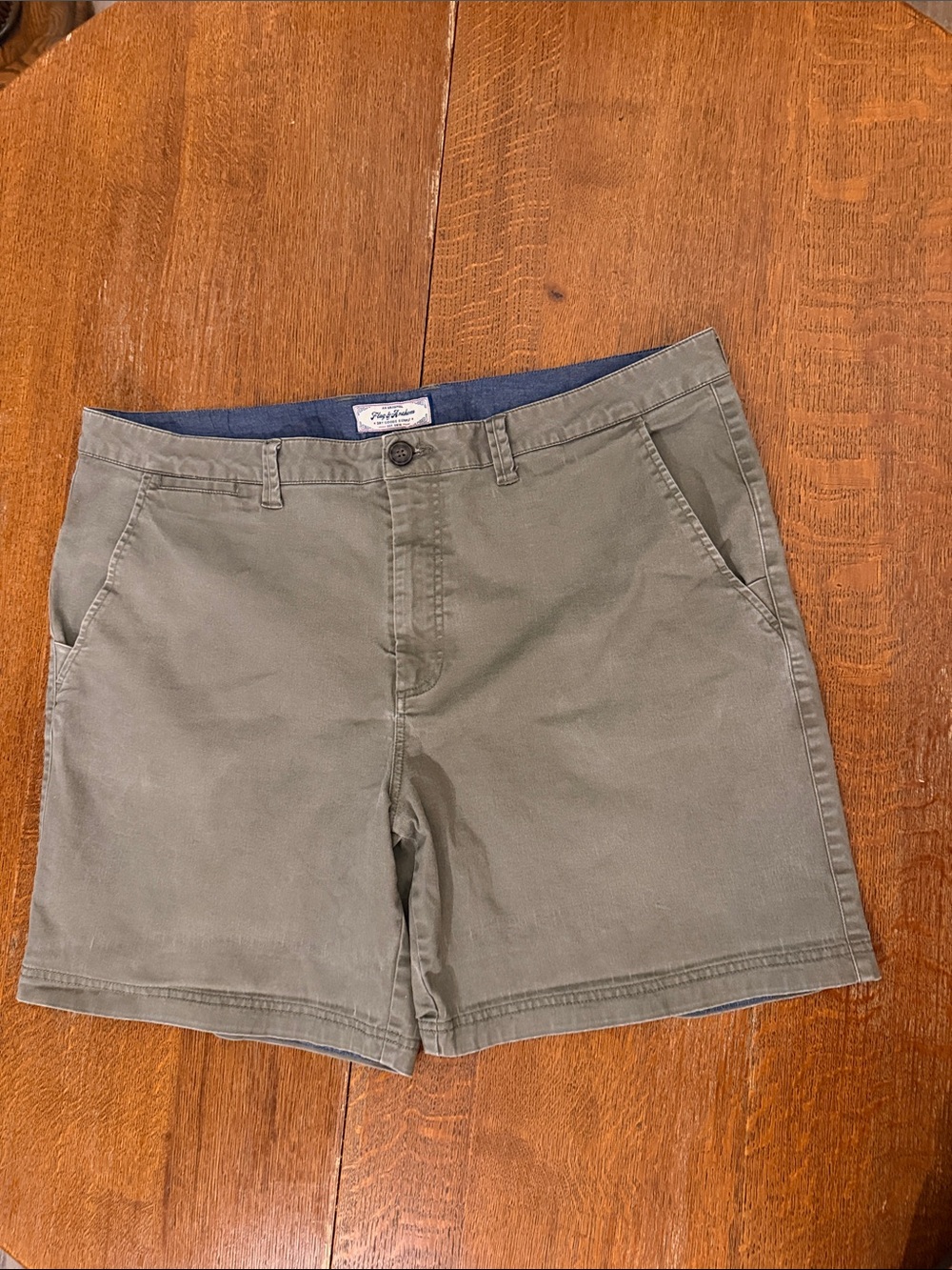 Classic Flat Front Men’s Shorts in Olive